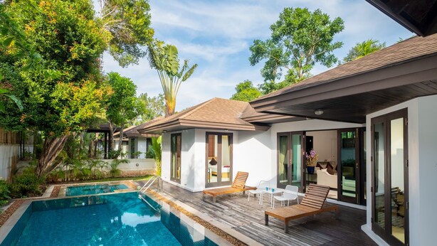A modern house with a swimming pool, wooden deck, and large windows. - Phuket Ratchamaka Pool Villa (Chalong)