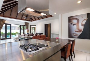 ตู้เย็นขนาดใหญ่, ไมโครเวฟ, เตาประกอบอาหาร, กาต้มน้ำไฟฟ้า