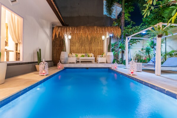Vila romântica, 2 quartos, piscina particular | 3 quartos, cofres nos quartos, individualmente decorados