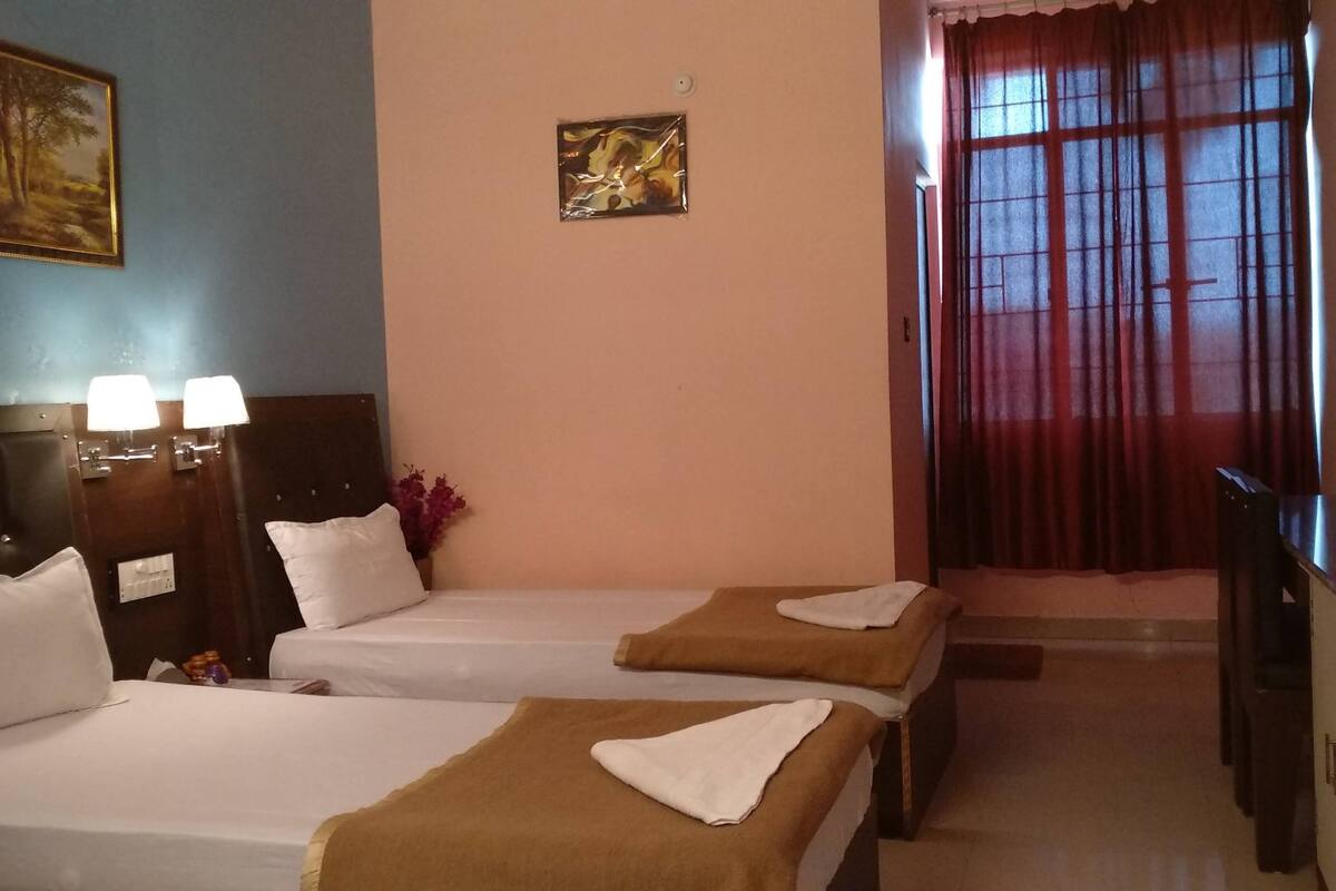 Luxury Room, 1 Large Twin Bed | Living room | 32-inch LED TV with premium channels, TV