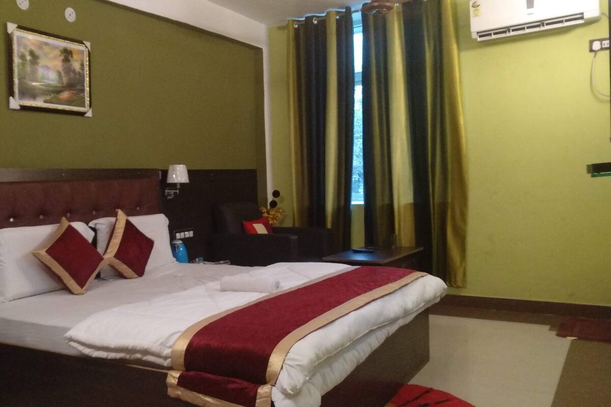 Royal Room, 1 King Bed | Egyptian cotton sheets, premium bedding, down comforters