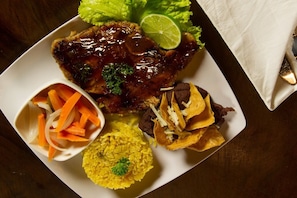 Alimentos y bebidas