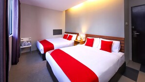 A hotel room with two beds, a nightstand, a wall-mounted lamp, and a door. - Hotel O Hills Residence (Kuching)