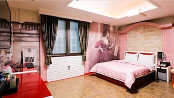 Ein Schlafzimmer mit Bett, Schreibtisch, Stuhl, Nachttisch und einer Wand mit Wandgemälde.