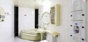Combined shower/tub, deep soaking tub, free toiletries, bathrobes - Diamond Motel (Sacheon)