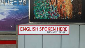 A sign indicating 'ENGLISH SPOKEN HERE' at the Diamond Motel.