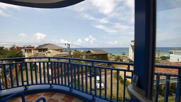 Habitación romántica doble, vistas al mar | Decoración individual, mobiliario individual, wifi gratis y ropa de cama