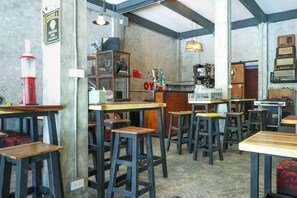 Restaurant - OYO 823 Oliver’s Hostel (Bangkok)