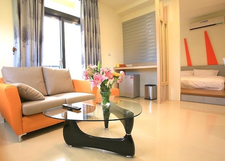 Deluxe Family Room | Individually decorated, individually furnished, desk, soundproofing