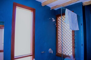 Douche, douche à « effet pluie », articles de toilette gratuits
