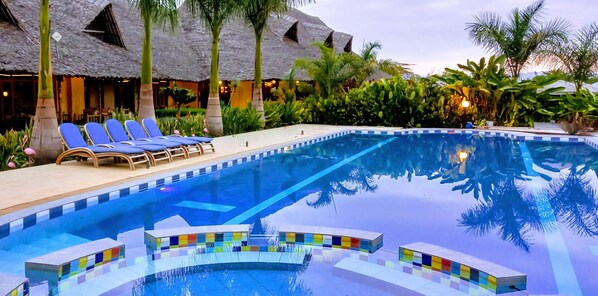 Außenpool, Sonnenschirme, Liegestühle