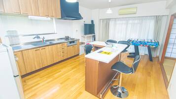 Habitación estándar | Cocina privada | Refrigerador, microondas, parrilla de estufa y utensilios de cocina