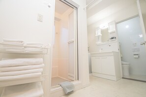 Standard Room | Bathroom | Separate bathtub and shower, deep-soaking bathtub, free toiletries - AMP FLAT Nishijin5 (Fukuoka)
