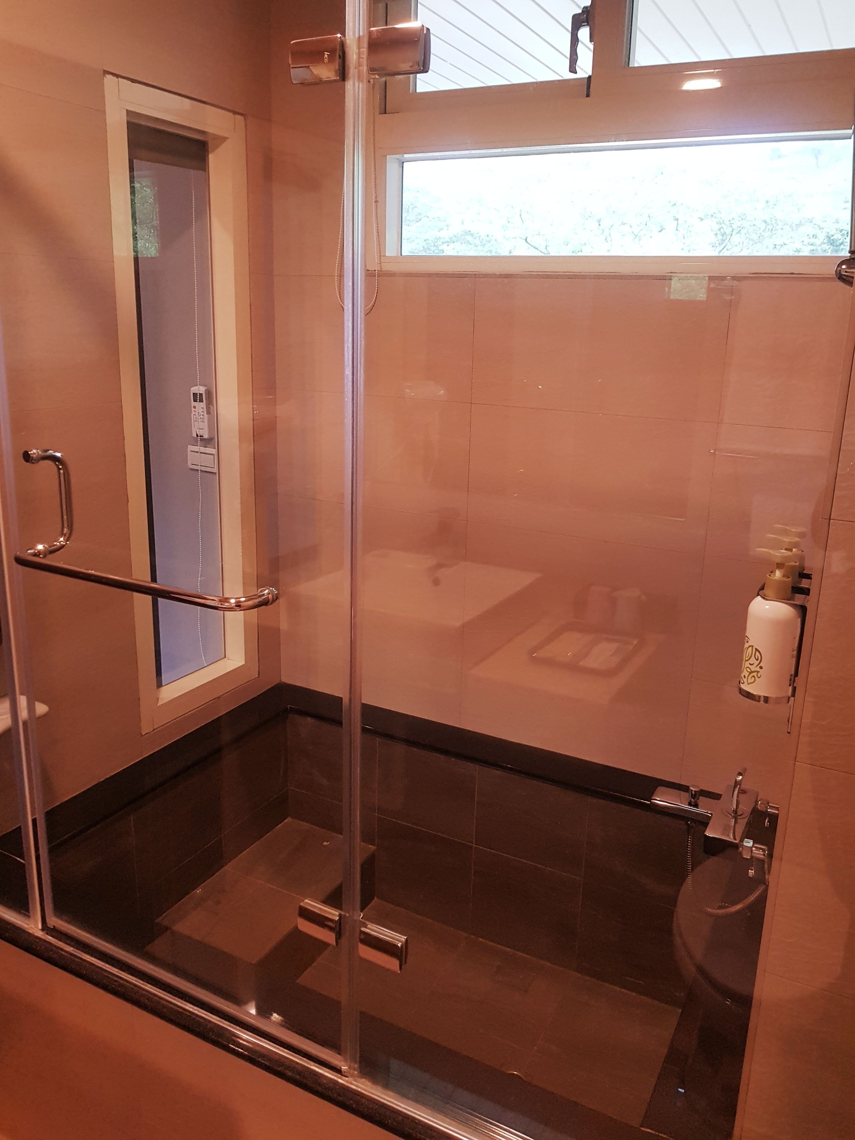 Une salle de bain moderne avec une douche à l’italienne, des toilettes et un lavabo.