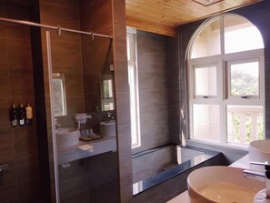 Shower, free toiletries, hair dryer, slippers - Moonshine B&B (Touwu)