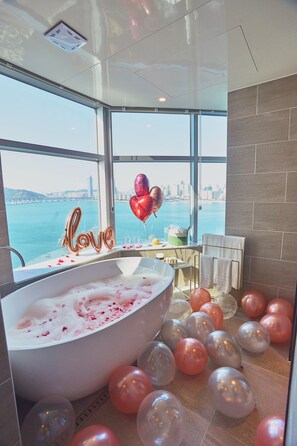 Hair dryer, bathrobes, slippers, bidet - H Avenue Gwangalli Beach (Busan)