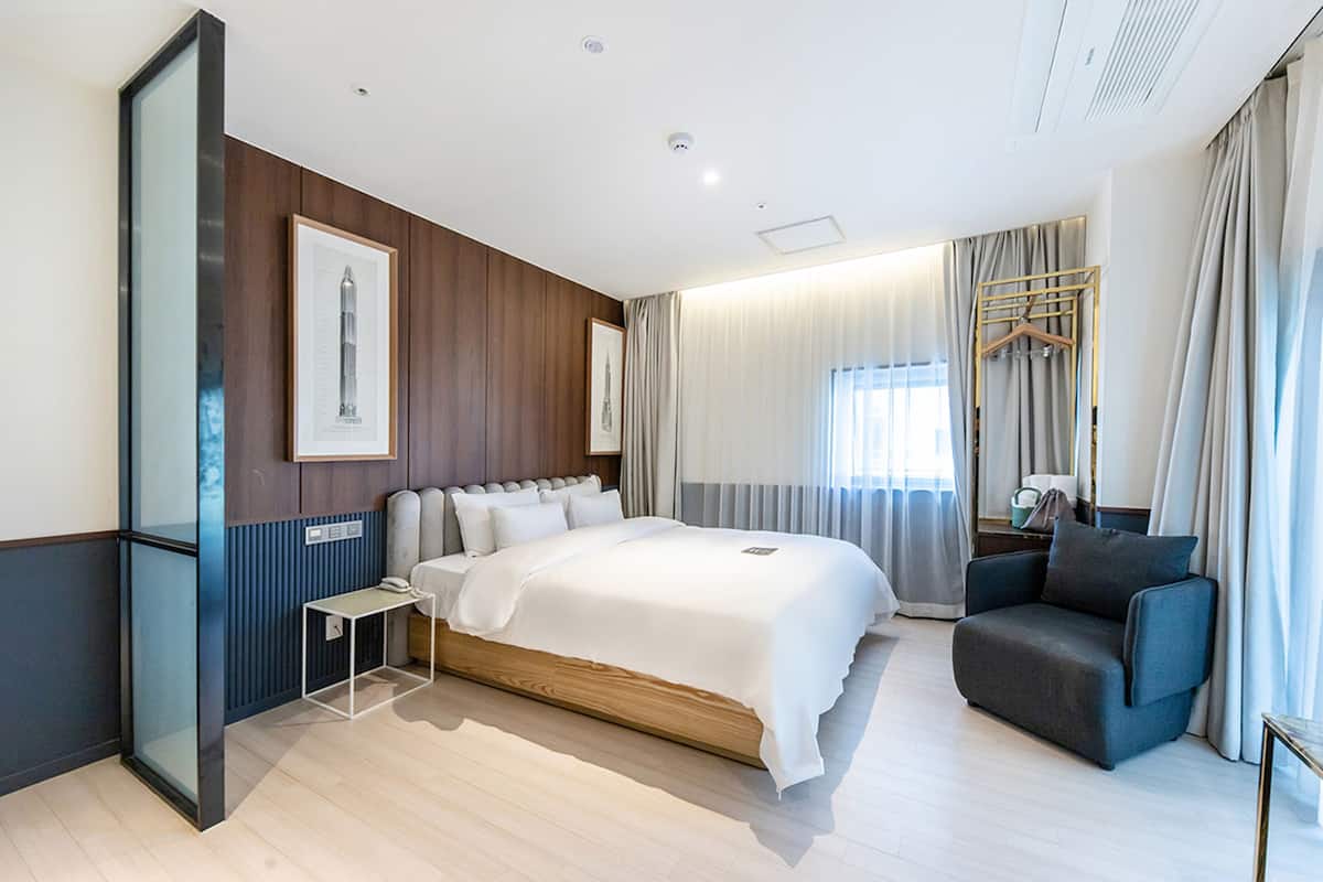 Deluxe Terrace Room - Breakfast Included, Unlimited Starbucks Coffee Bean, OTT Available | 1 soveværelse, premium-sengetøj, dundyner, pengeskab på værelset