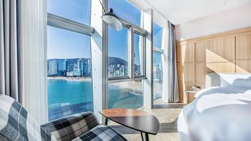 Golden Suite Room --Breakfast Included,Unlimted Starbucks Coffee Bean,OTT Available,15PM CI/13PM CO | Ropa de cama de alta calidad, edredones de plumas, caja fuerte