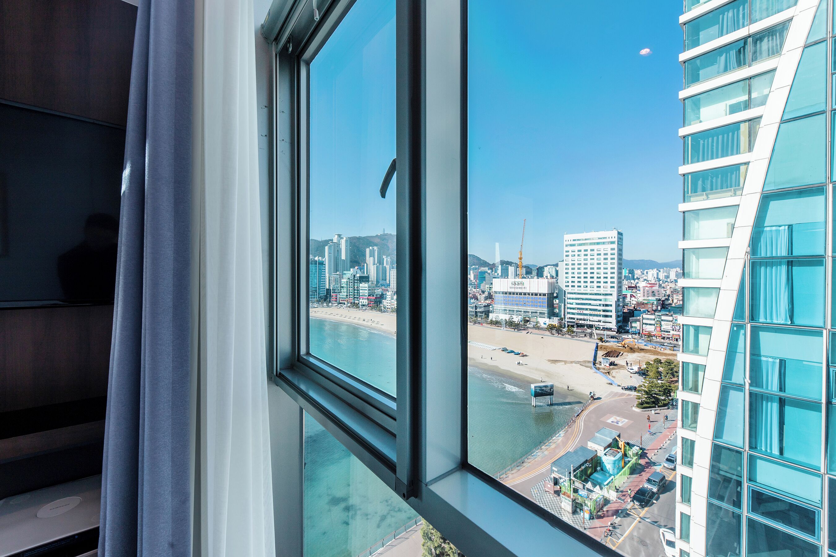 panorama suite room -breakfast included,unlimted starbuckscoffee bean,ott available,15pm ci /13pm co | 1 bedroom, premium bedding, down duvets, in-room safe