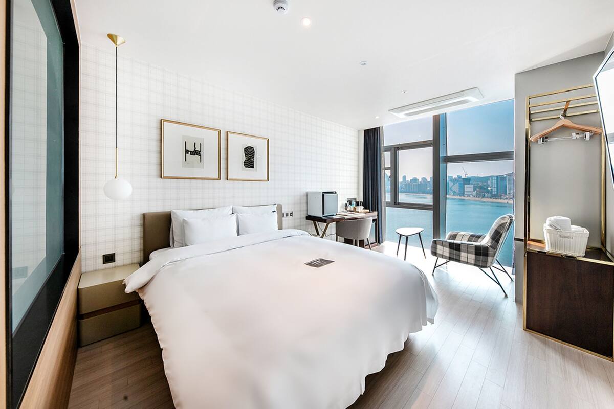 Suite Room -Breakfast Included,Unlimted Starbucks Coffee Bean,OTT Available,15PM CI / 13PM CO | Premium bedding, down comforters, in-room safe, desk
