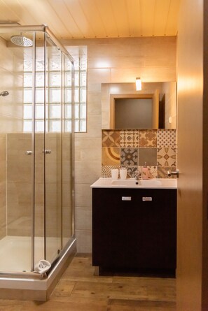 Shower, rainfall showerhead, free toiletries, hair dryer - Happy House (Faro)