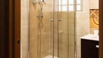 Shower, rainfall showerhead, free toiletries, hair dryer