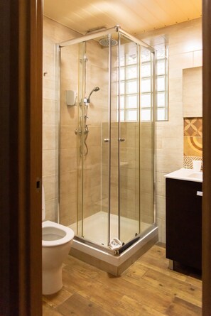 Shower, rainfall showerhead, free toiletries, hair dryer