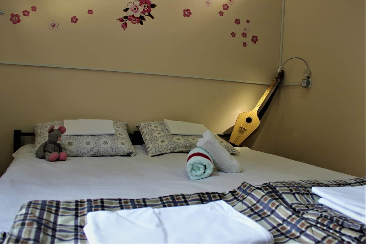 Tabla de planchar con plancha, wifi gratis y ropa de cama