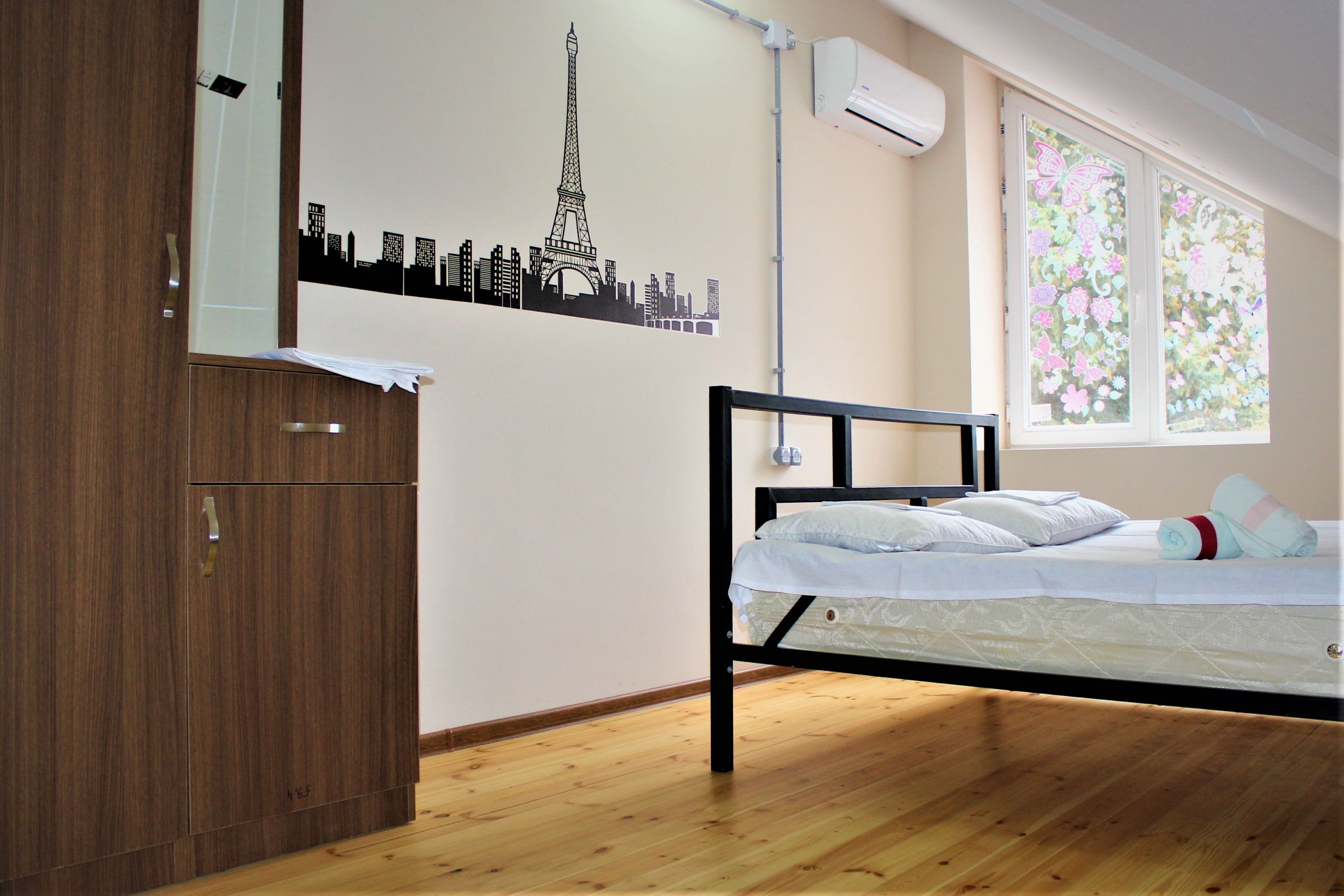 Iron/ironing board, free WiFi, bed sheets