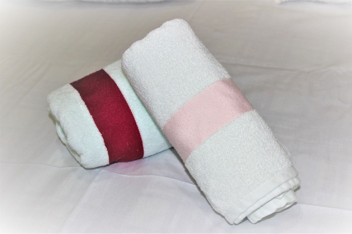 Tabla de planchar con plancha, wifi gratis y ropa de cama