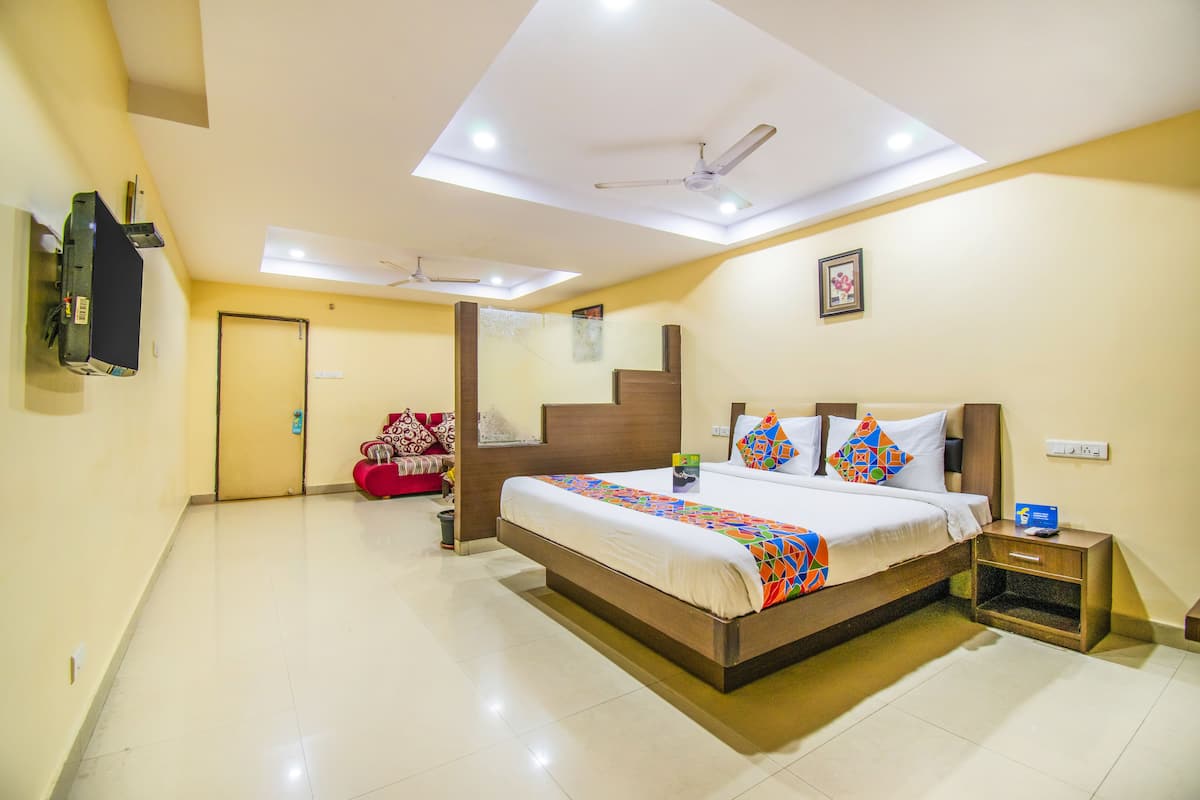 Desk, rollaway beds, free WiFi