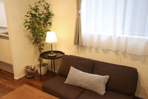Laptop workspace, soundproofing, free WiFi, bed sheets - Apartment Hotel Tenjin Tumugu (Fukuoka)
