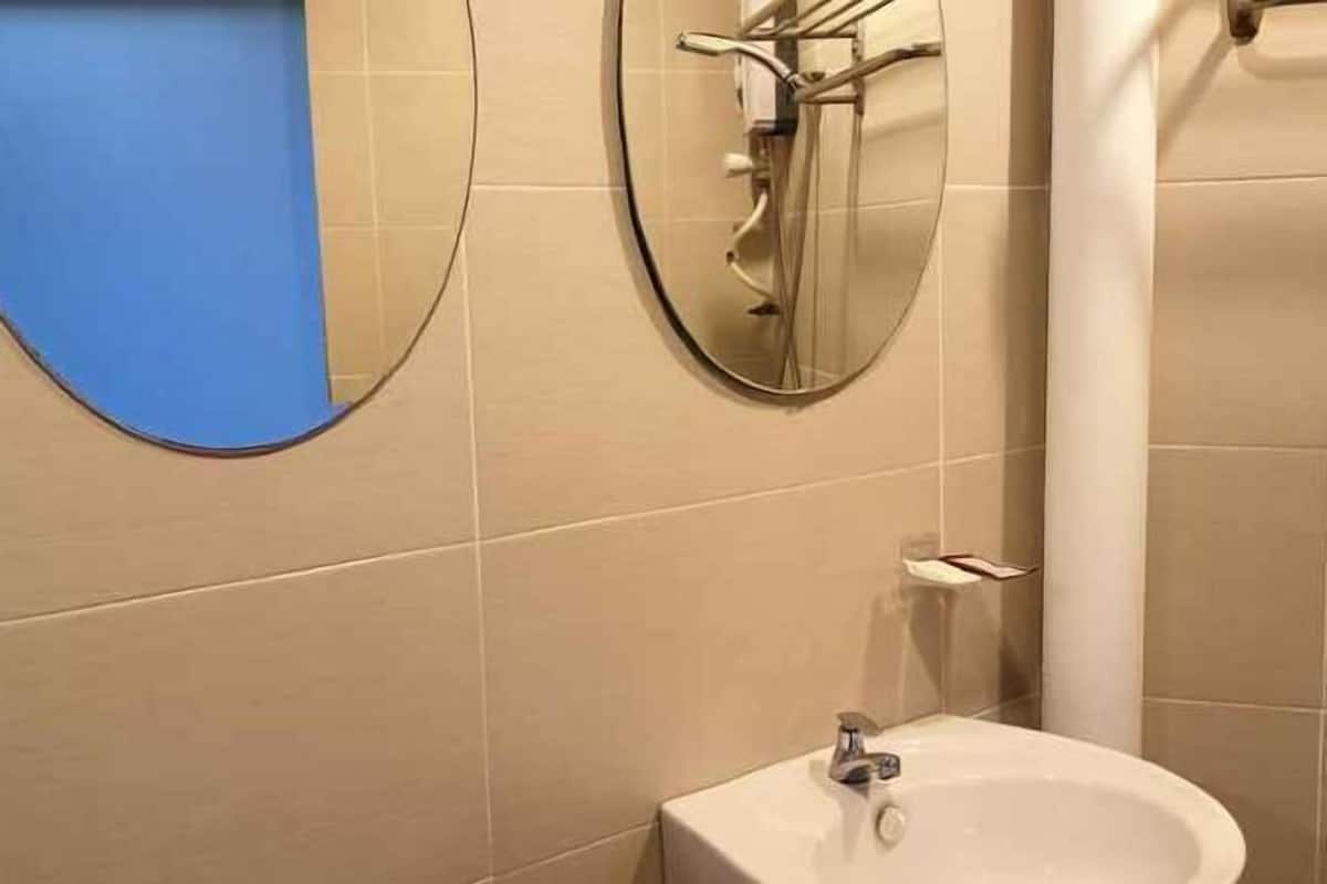 Bathroom | Shower, free toiletries, bidet, towels