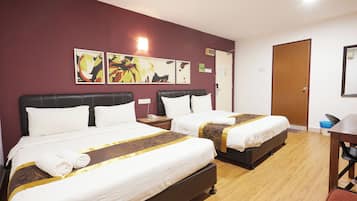 Family Room for 4 | Desk, blackout drapes, iron/ironing board, free WiFi