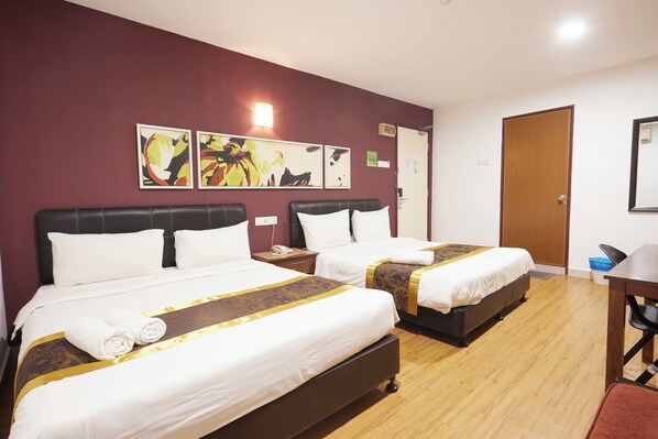 Family Room for 4 | Desk, blackout drapes, iron/ironing board, free WiFi