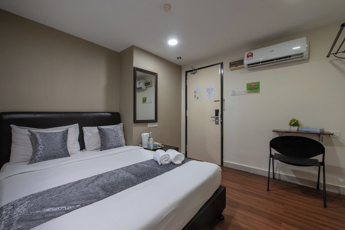 Chambre Double Supérieure (with Window)