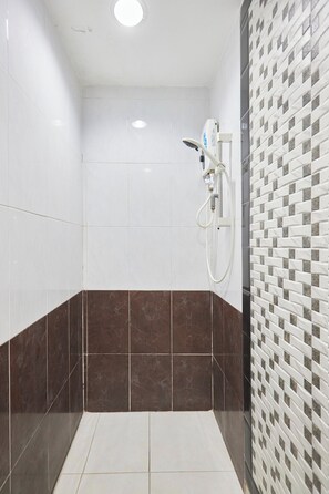 Superior Deluxe Room | Bathroom | Shower, free toiletries, bidet, towels - Hotel Sunjoy9 OKR Near Midvalley 10 Mins Only (Kuala Lumpur)