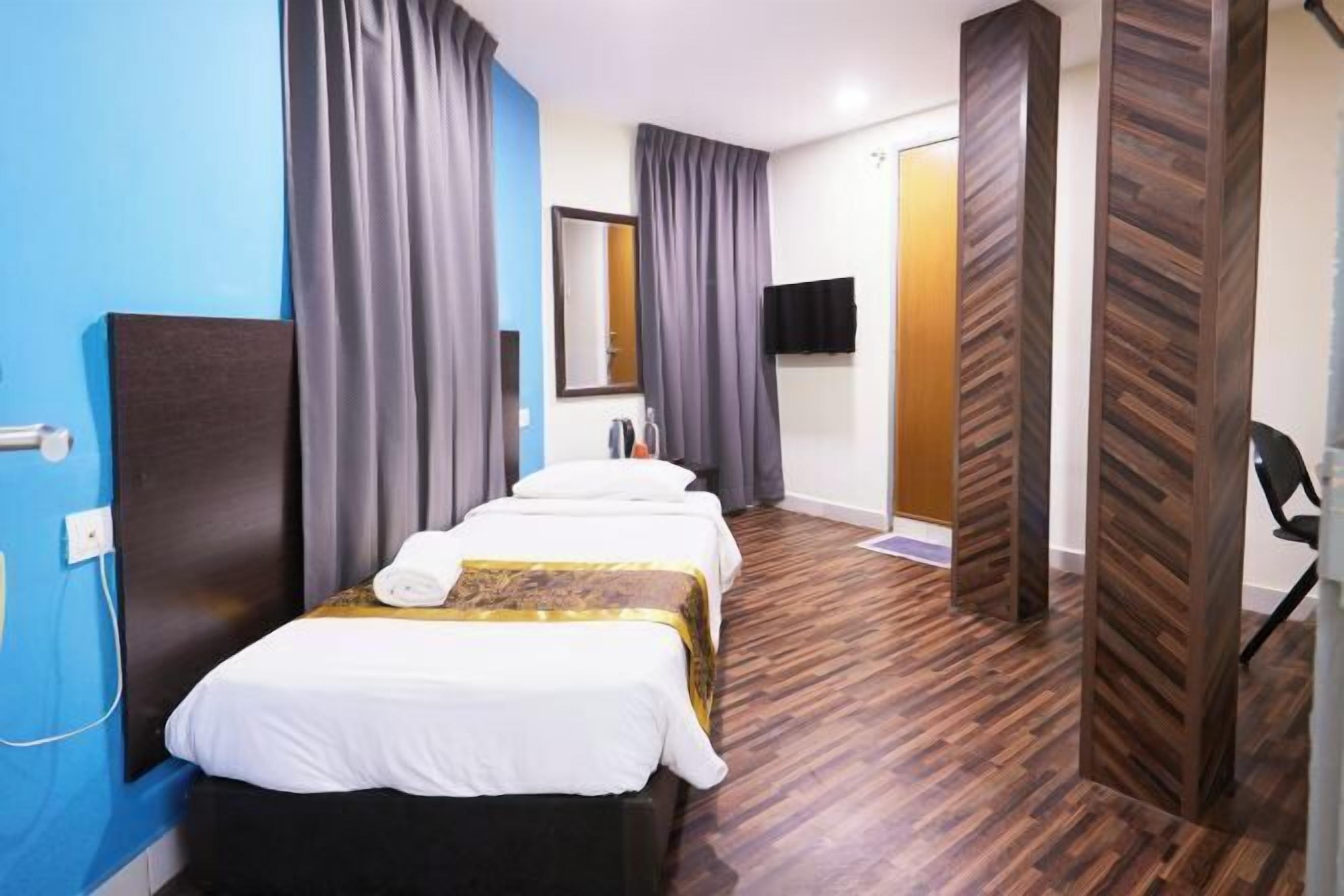 Bureau, rideaux occultants, fer et planche à repasser, Wi-Fi gratuit