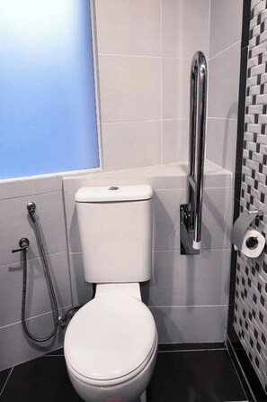 Habitación Deluxe con 2 camas individuales | Baño | Regadera, amenidades de baño gratuitas, bidet, toallas 