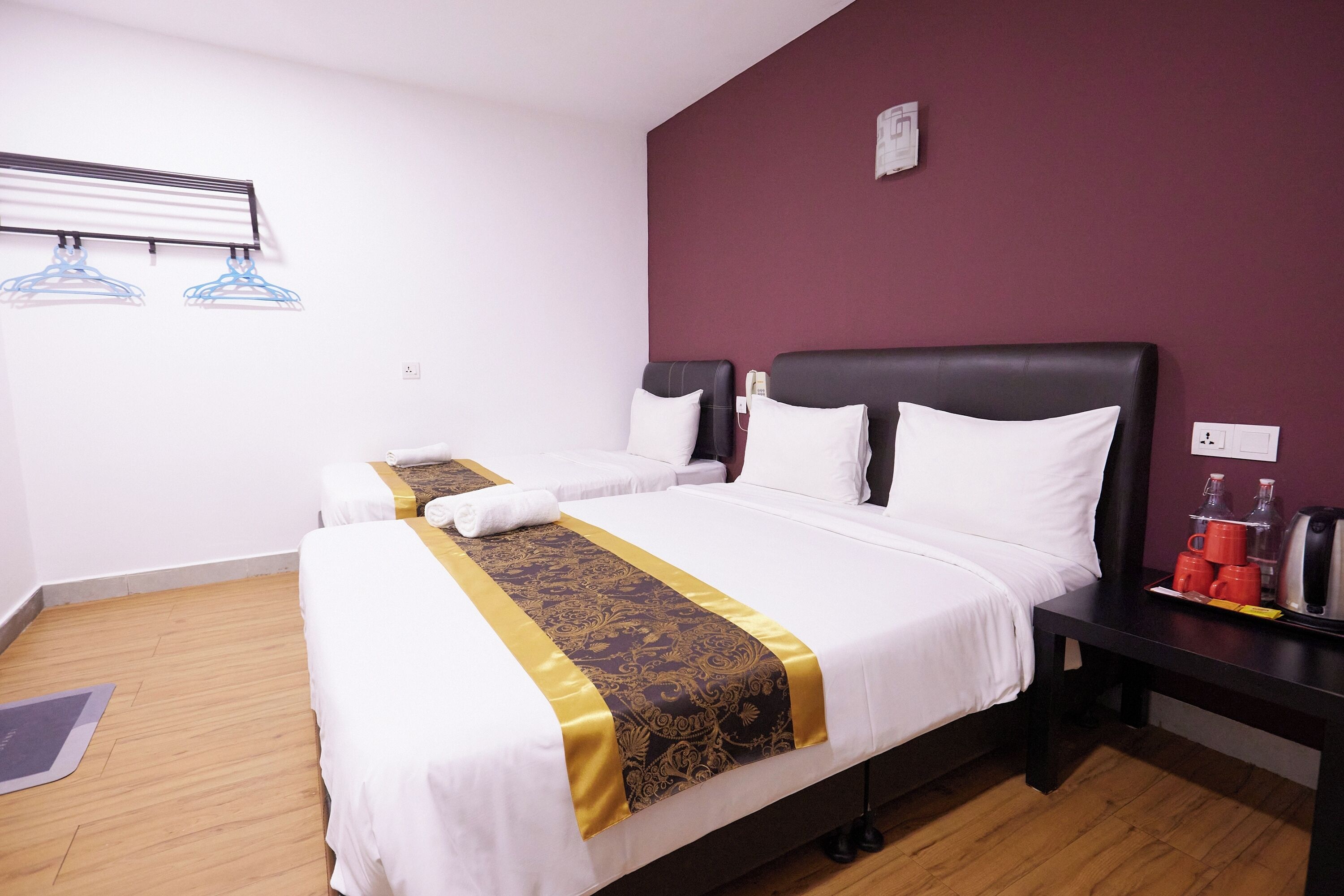 Bureau, rideaux occultants, fer et planche à repasser, Wi-Fi gratuit