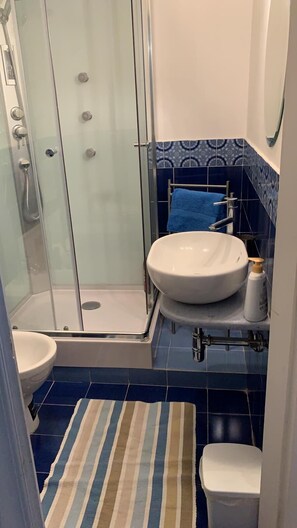 Habitación superior, 1 cama King size y sofá cama | Baño | Regadera, regadera con hidromasaje, bidet, toallas 
