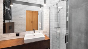Silver Room | Bathroom | Shower, towels - Aparthotel Delta Boutique (Kraków)