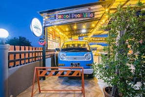 4-Bedroom Villa with Private Pool | شرفة/رواق