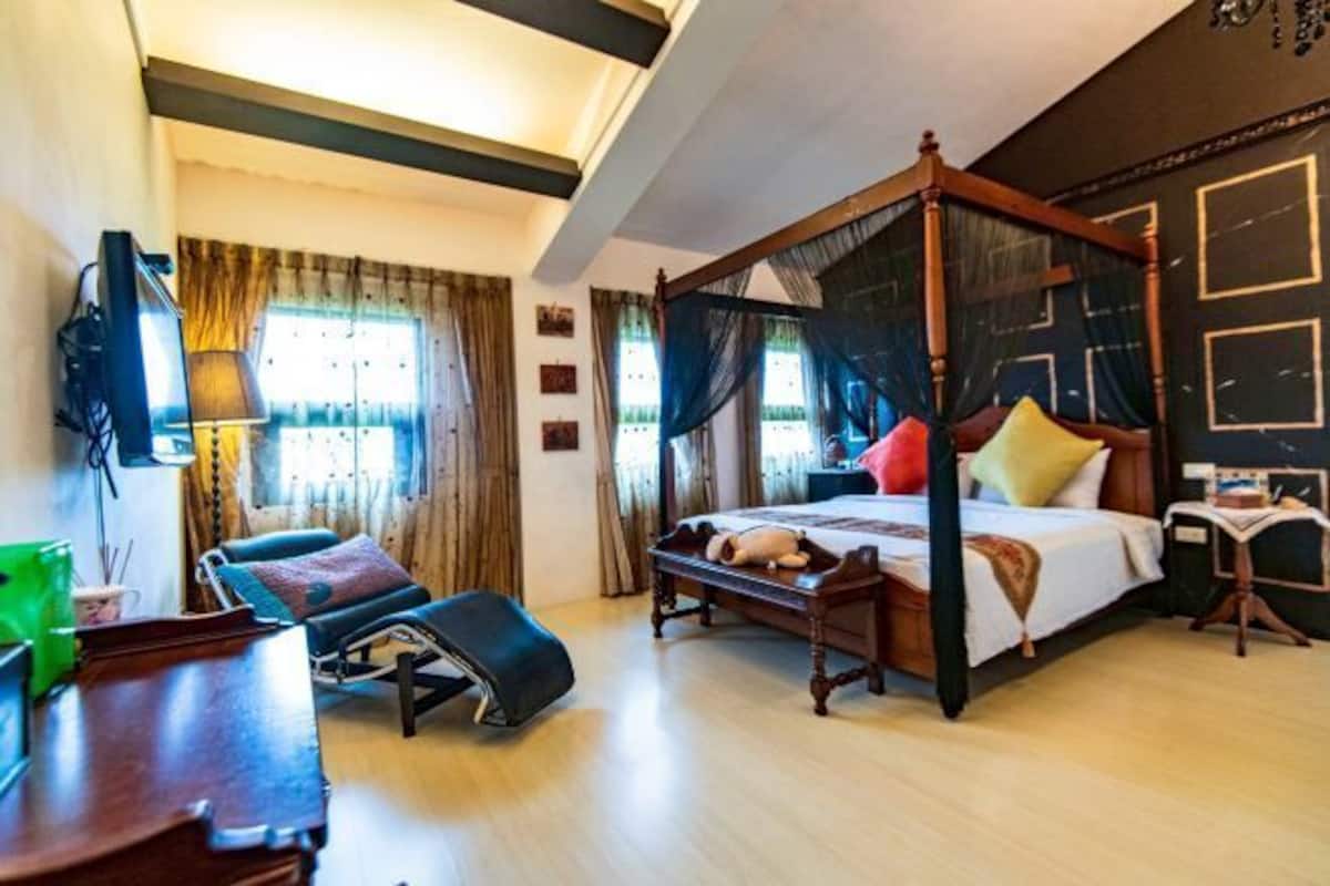 Individually decorated, individually furnished, desk, free WiFi