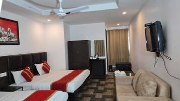 Family Room | Soundproofing, iron/ironing board, free WiFi