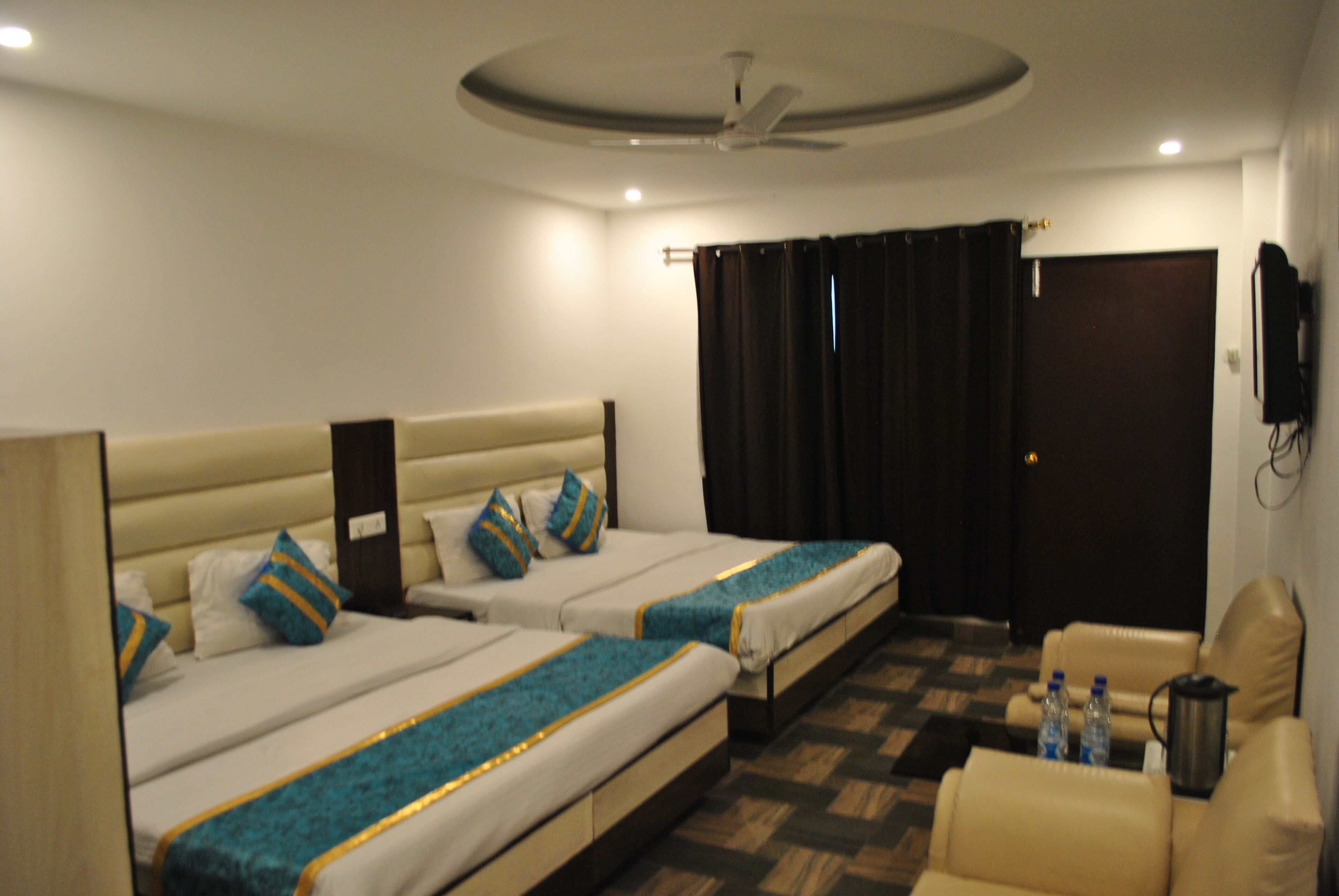 Family Room | Soundproofing, iron/ironing board, free WiFi