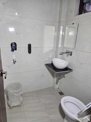 Phòng cách âm, bàn ủi/dụng cụ ủi quần áo