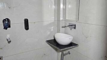 Super Deluxe Room | Bathroom | Shower, free toiletries, towels