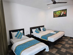 Phòng 3 Junior, 2 giường đôi | Phòng cách âm, bàn ủi/dụng cụ ủi quần áo