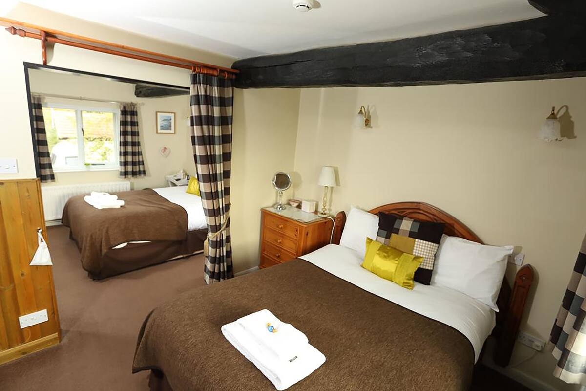 Twin Room with Bathroom | Desk, iron/ironing board (on request), WiFi (free), bed sheets